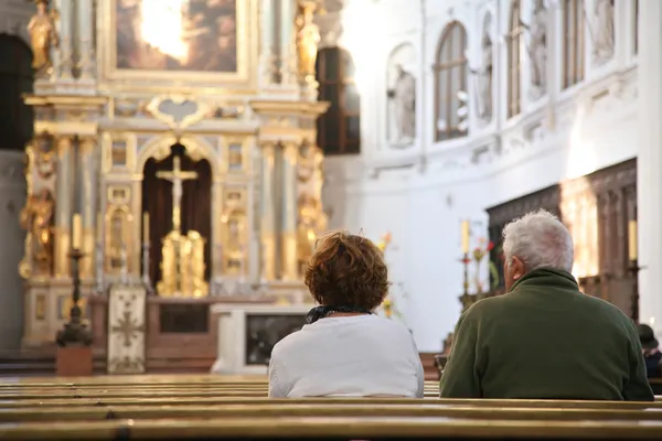 Visitors in cathedral — Stock Photo, Image