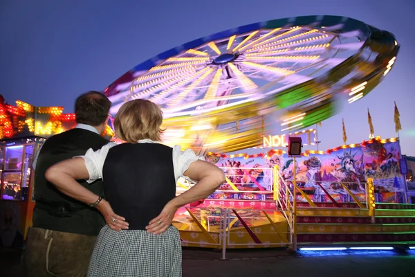 Casal olhar para a visão noturna do parque de atração — Fotografia de Stock
