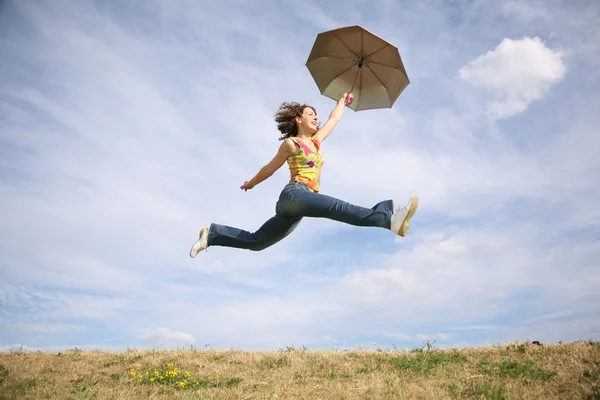 Vrouw met paraplu vliegen — Stockfoto