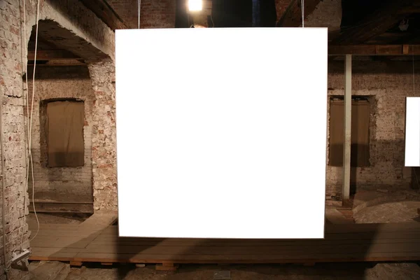 Белая рамка между кирпичными стенами — стоковое фото