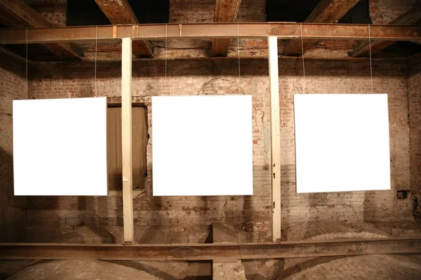 Білі рамки серед цегляних стін — стокове фото