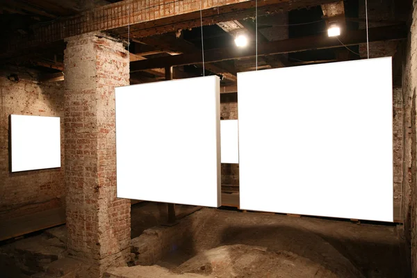 Quadros brancos entre paredes de tijolo 2 — Fotografia de Stock