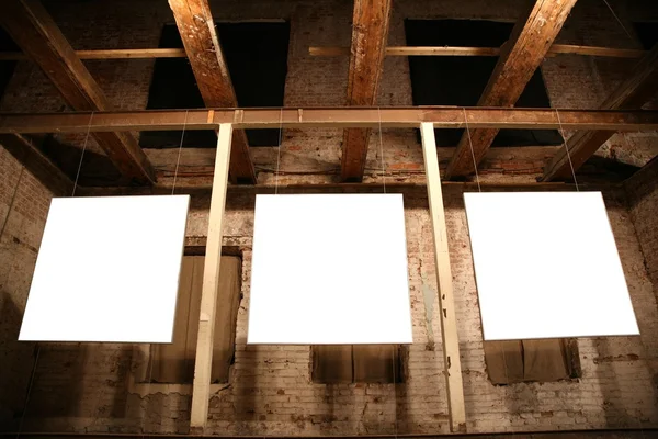 Witte frames onder bakstenen muren 3 — Stockfoto