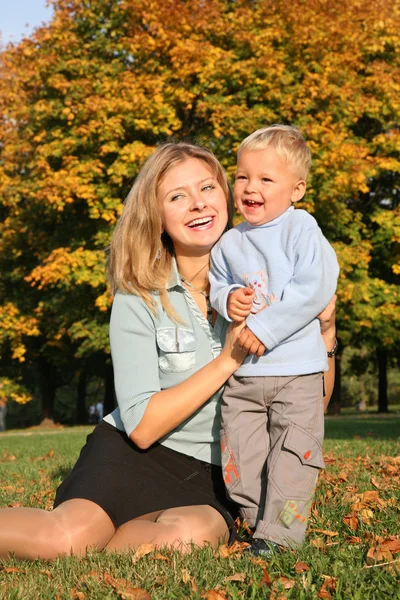 Boldog őszi anya-gyermek — Stock Fotó