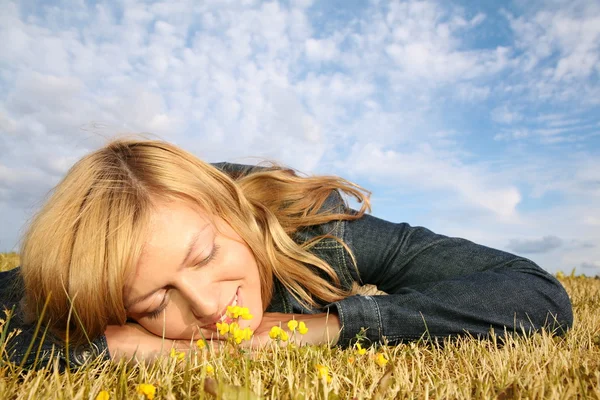 Jovem mulher encontra-se na grama — Fotografia de Stock