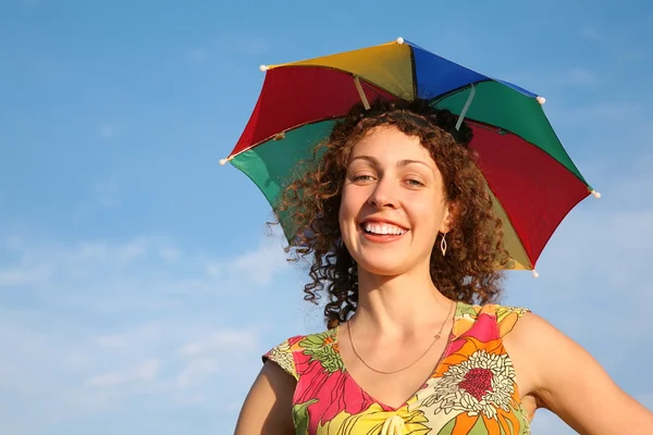 Lány a sok színű napernyő — Stock Fotó