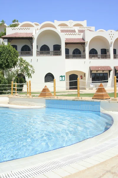 Villa soleada con piscina — Foto de Stock
