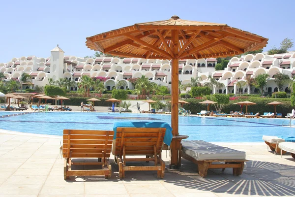 Sunshade and hotel pool — Stock Photo, Image