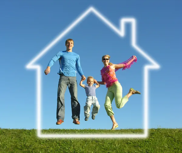 Fliegen glückliche Familie mit Traumhaus — Stockfoto