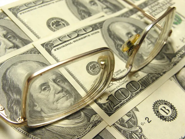 Közelkép a dollár és a szemüvegek — Stock Fotó