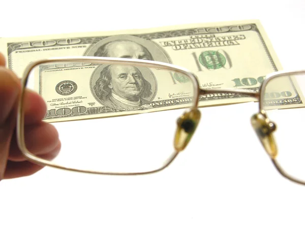 Cien dólares por el primer plano a través de las gafas en backgoun blanco —  Fotos de Stock