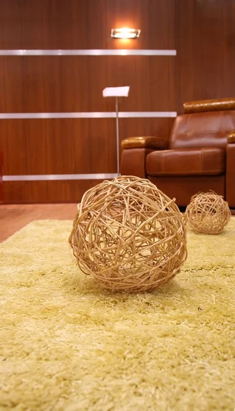 Солом'яний м'яч на хутряному килимі — стокове фото