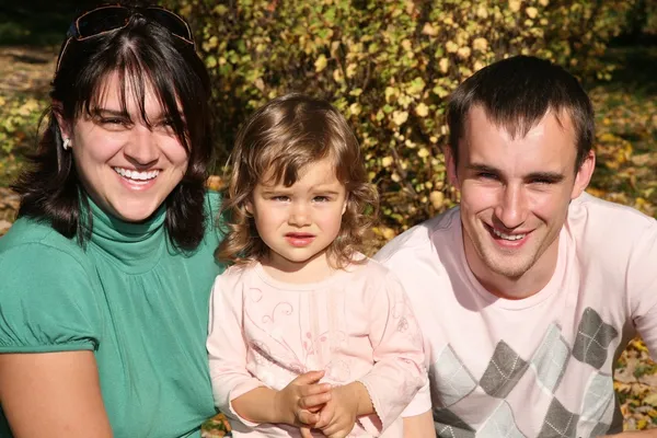 Gelukkige familie in het park in het najaar — Stockfoto