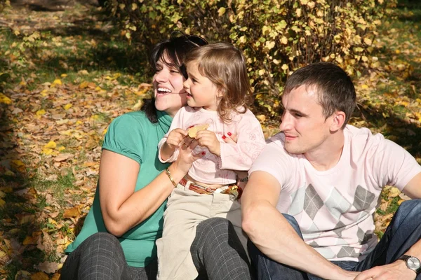 秋 2 の公園で幸せな家族 — ストック写真