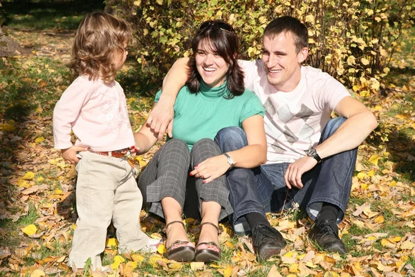 3 の秋の公園で幸せな家族 — ストック写真
