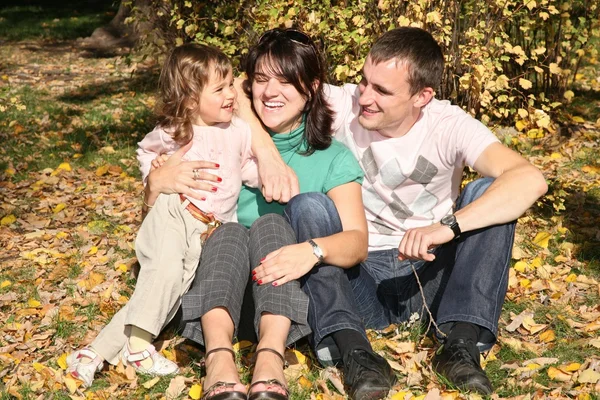 Lycklig familj i parken i höst 5 — Stockfoto