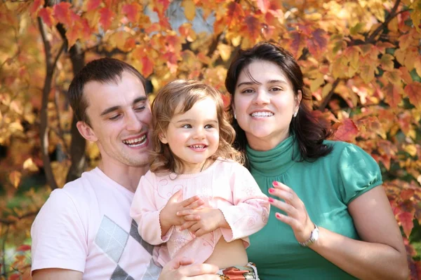 Rodina v parku na podzim — Stock fotografie