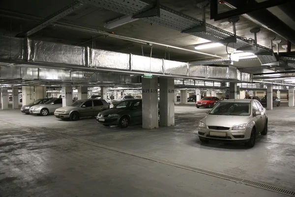 Αυτοκίνητα σε χώρο στάθμευσης αυτοκινήτων — Φωτογραφία Αρχείου