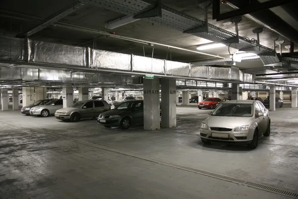 Coches en un aparcamiento —  Fotos de Stock