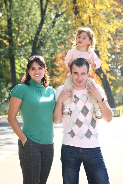 Çocuk ile anne babalar omuz üzerinde — Stok fotoğraf