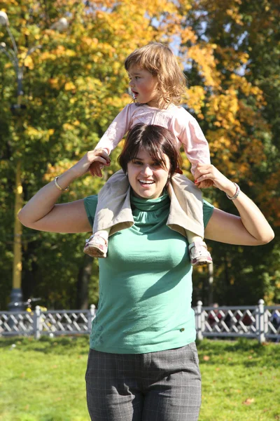 Bebé sobre hombros de madre —  Fotos de Stock