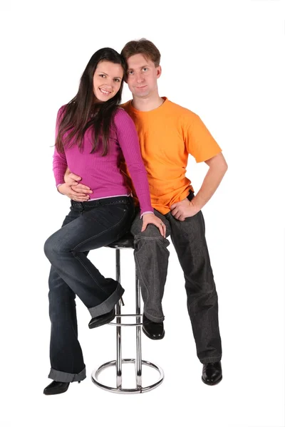 Jovem casal isolado no branco sentar-se no bar fezes — Fotografia de Stock