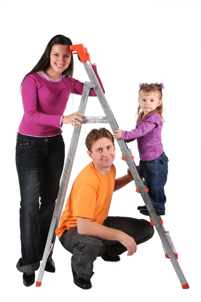 Οικογένεια με πτυσσόμενη σκάλα που απομονώνονται σε λευκό — Φωτογραφία Αρχείου