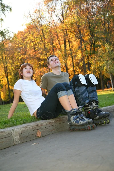 Junge Roller Paar sitzen 2 — Stockfoto