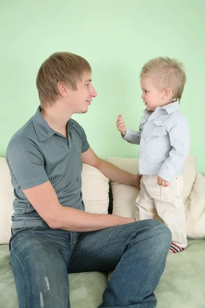 Отец с сыном на диване 2 — стоковое фото