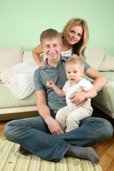 Familie met jongen en slaapbank — Stockfoto