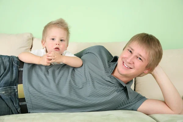 Sohn und Vater auf dem Sofa — Stockfoto