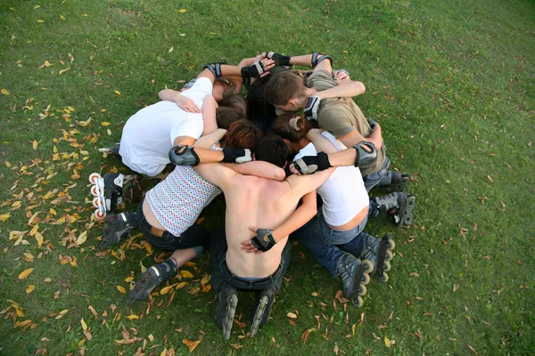 Skupina válců sedět na trávě v kruhu 2 — Stock fotografie