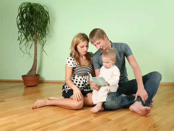 Familie sitzt im Zimmer auf dem Fußboden — Stockfoto