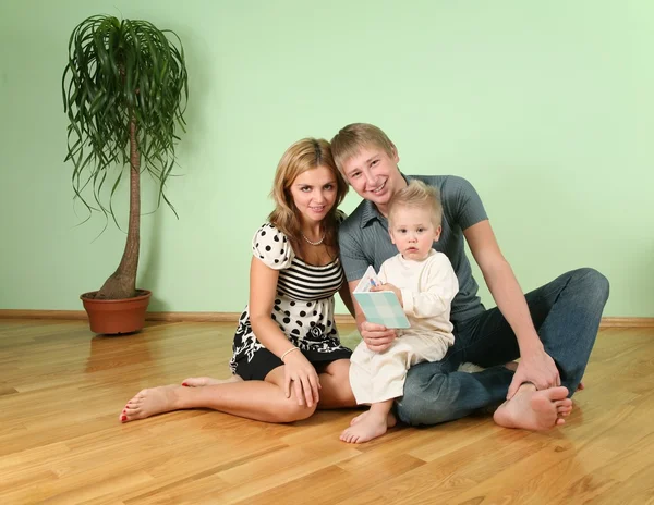 Family sit in the room on floor 2 — Stock Photo, Image
