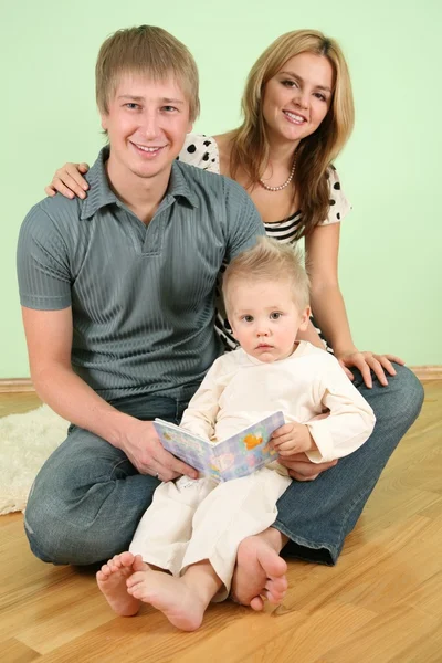 Ребенок с книгой и родителями 2 — стоковое фото