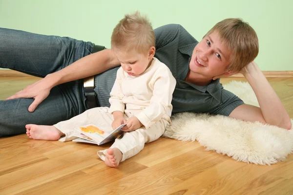Zoon met boek en vader — Stockfoto