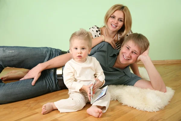 Family sit in the room on floor 4 — Stock Photo, Image