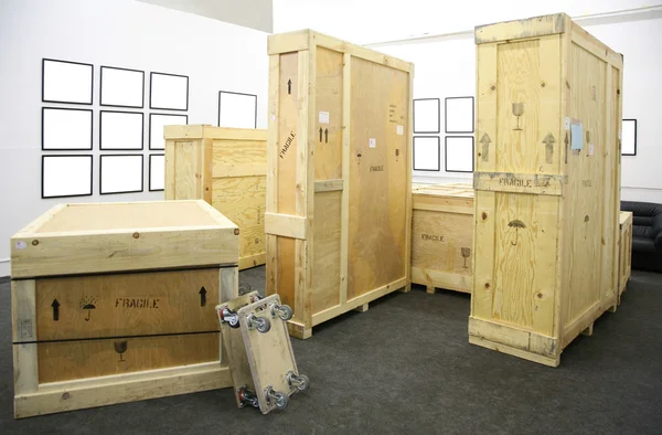 Dřevěné boxy a rámů v místnosti — Stock fotografie