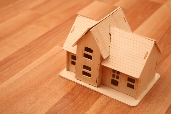 Modell eines Hauses auf der Holztür — Stockfoto