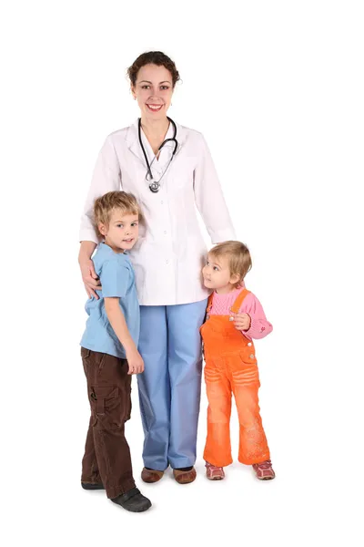 Médico com crianças — Fotografia de Stock