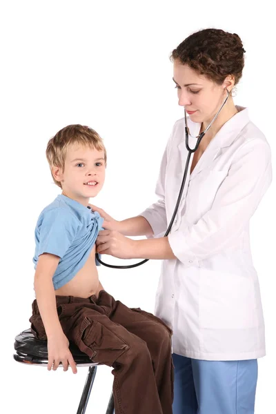 Dokter luisteren jongen — Stockfoto