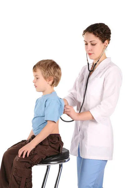 Lekarz słuchający chłopiec 2 — Zdjęcie stockowe