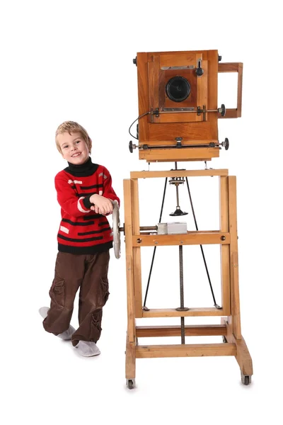 Мальчик и устаревшая камера — стоковое фото