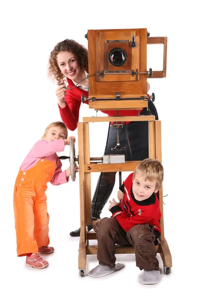 Aile ve eski fotoğraf makinesi — Stok fotoğraf