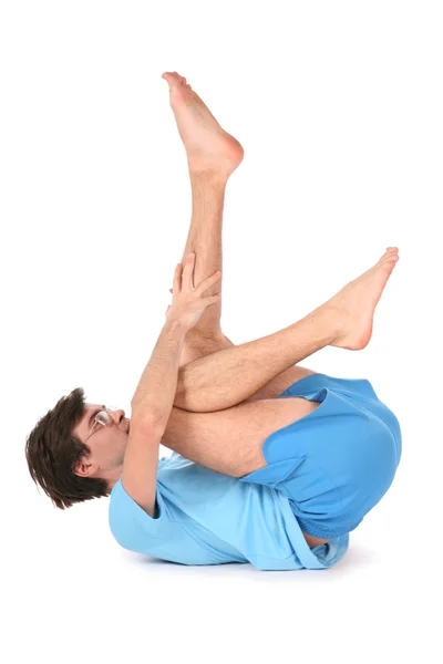 Yoga man met been omhoog — Stockfoto