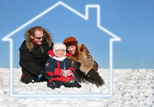 冬季家庭坐在梦想中的房子 — 图库照片