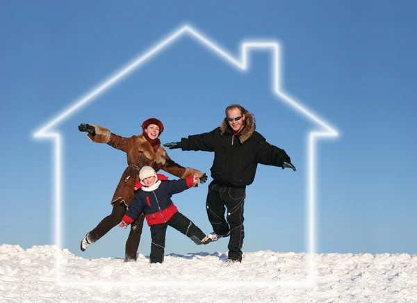Família de inverno na casa dos sonhos — Fotografia de Stock