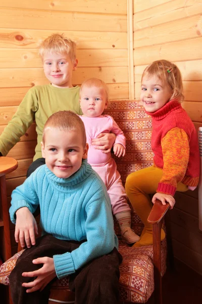 Crianças em casa de madeira — Fotografia de Stock