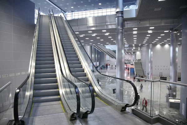 Escada rolante no centro de negócios — Fotografia de Stock