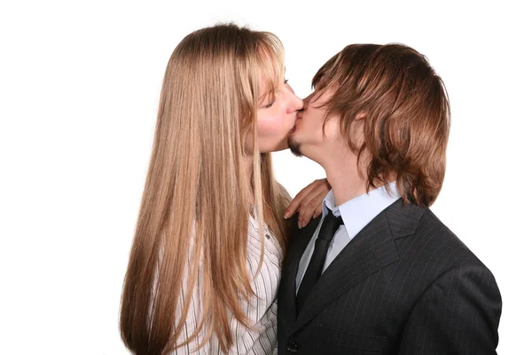 Jonge paar kussen — Stockfoto